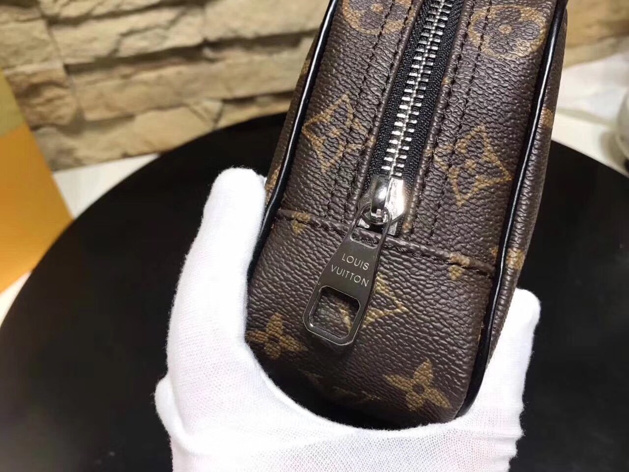 LV TOILET POUCH N47522 