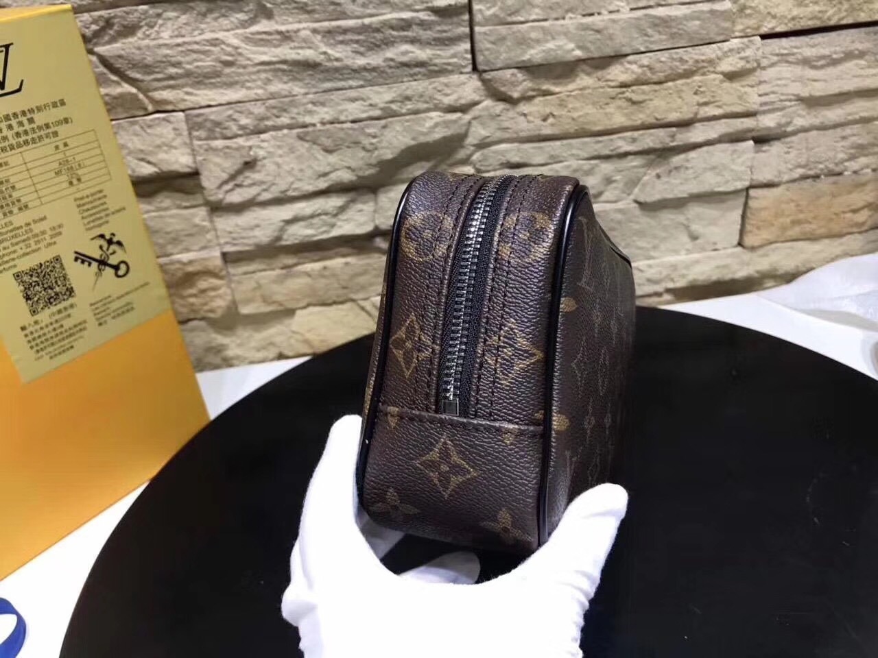 LV TOILET POUCH N47522 