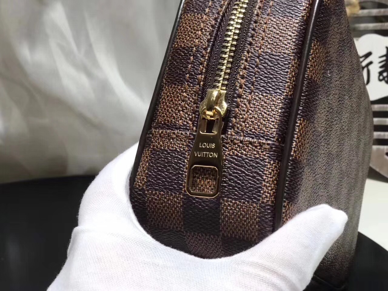 LV TOILET POUCH N47522 