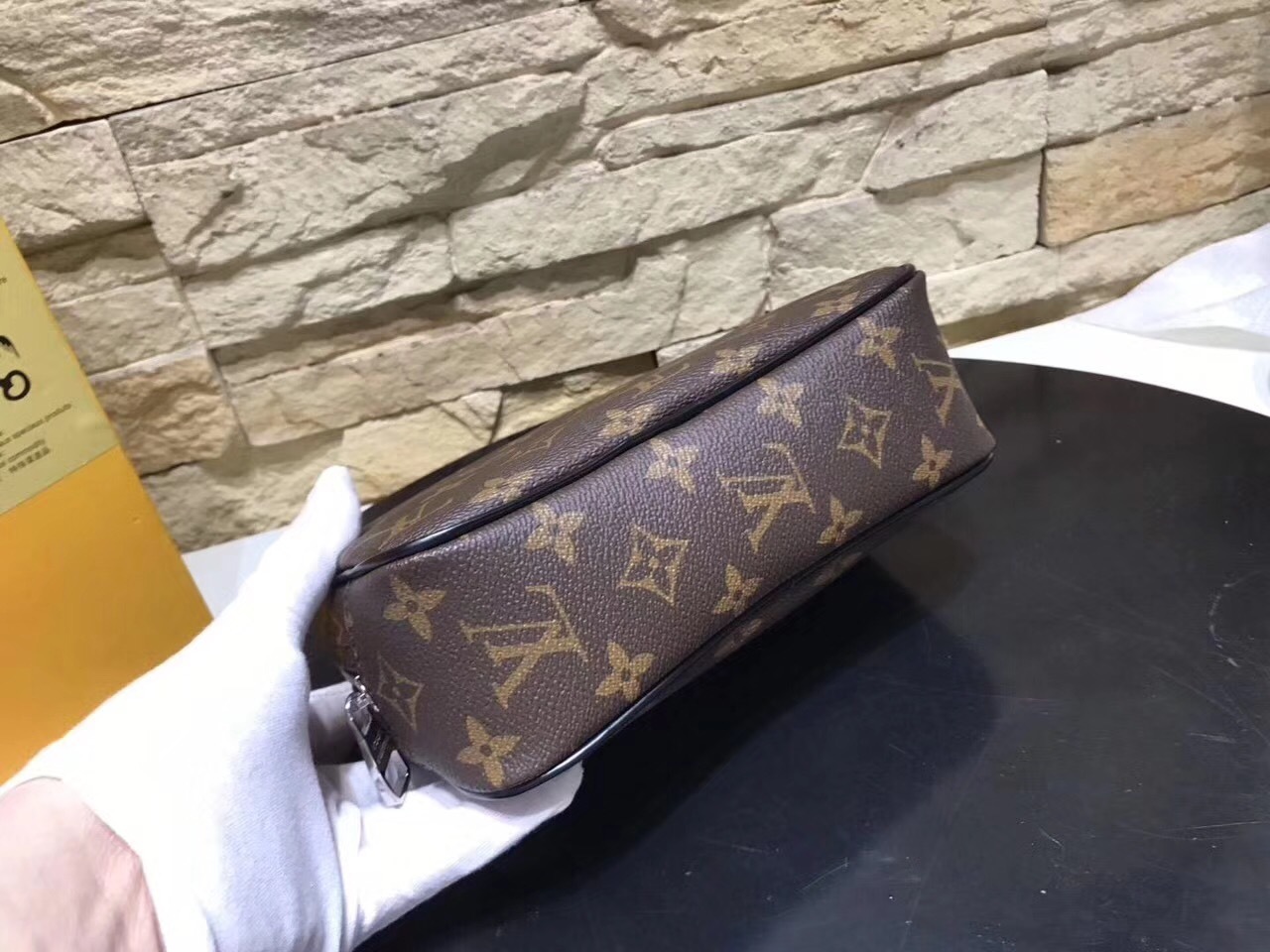 LV TOILET POUCH N47522 