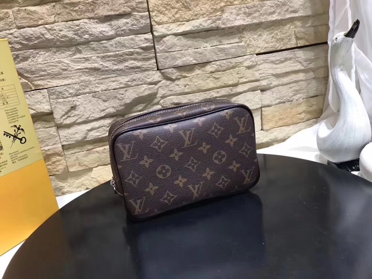 LV TOILET POUCH N47522 
