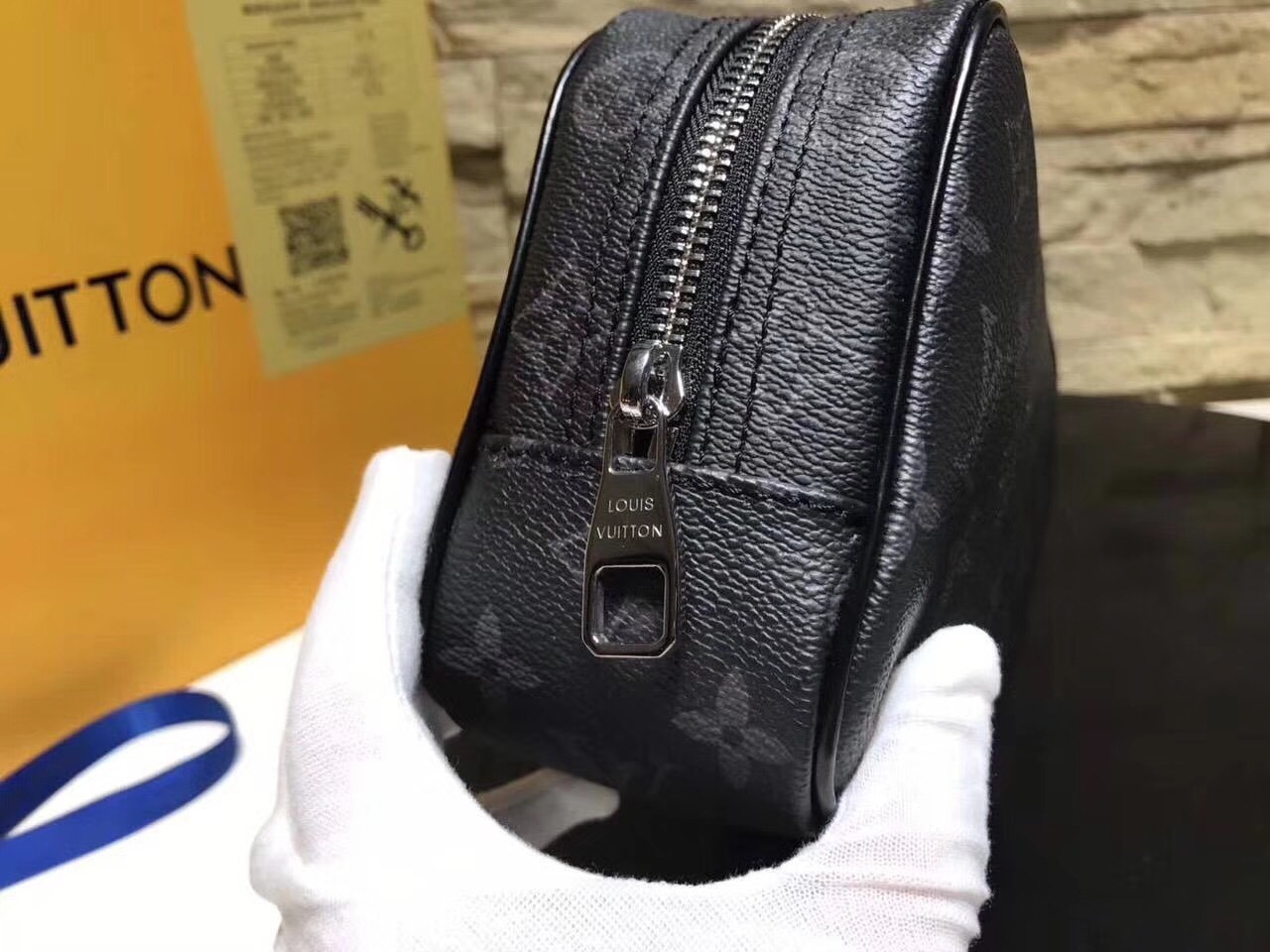 LV TOILET POUCH N47522 