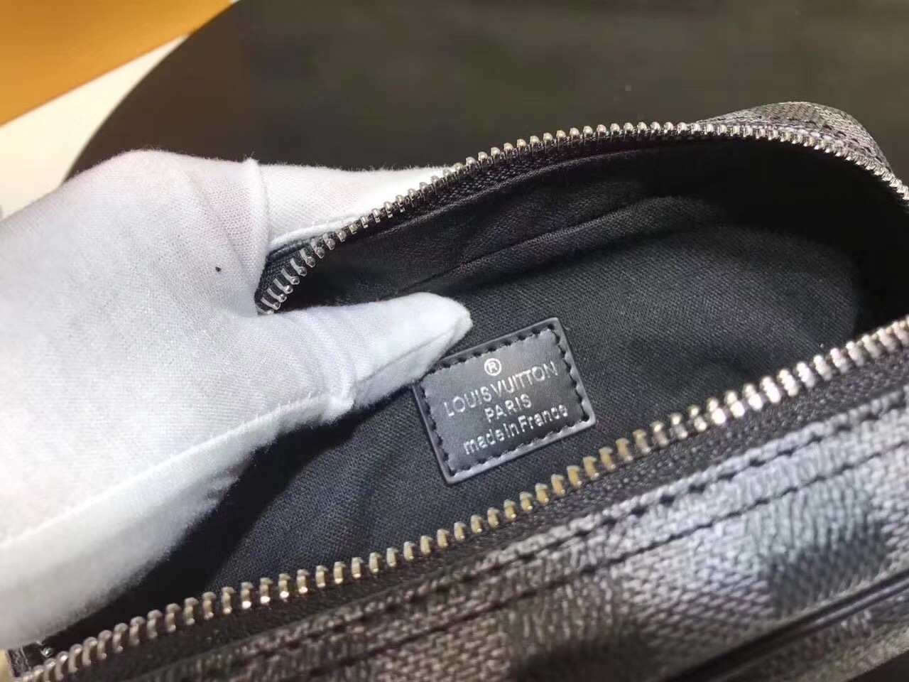 LV TOILET POUCH N47522 