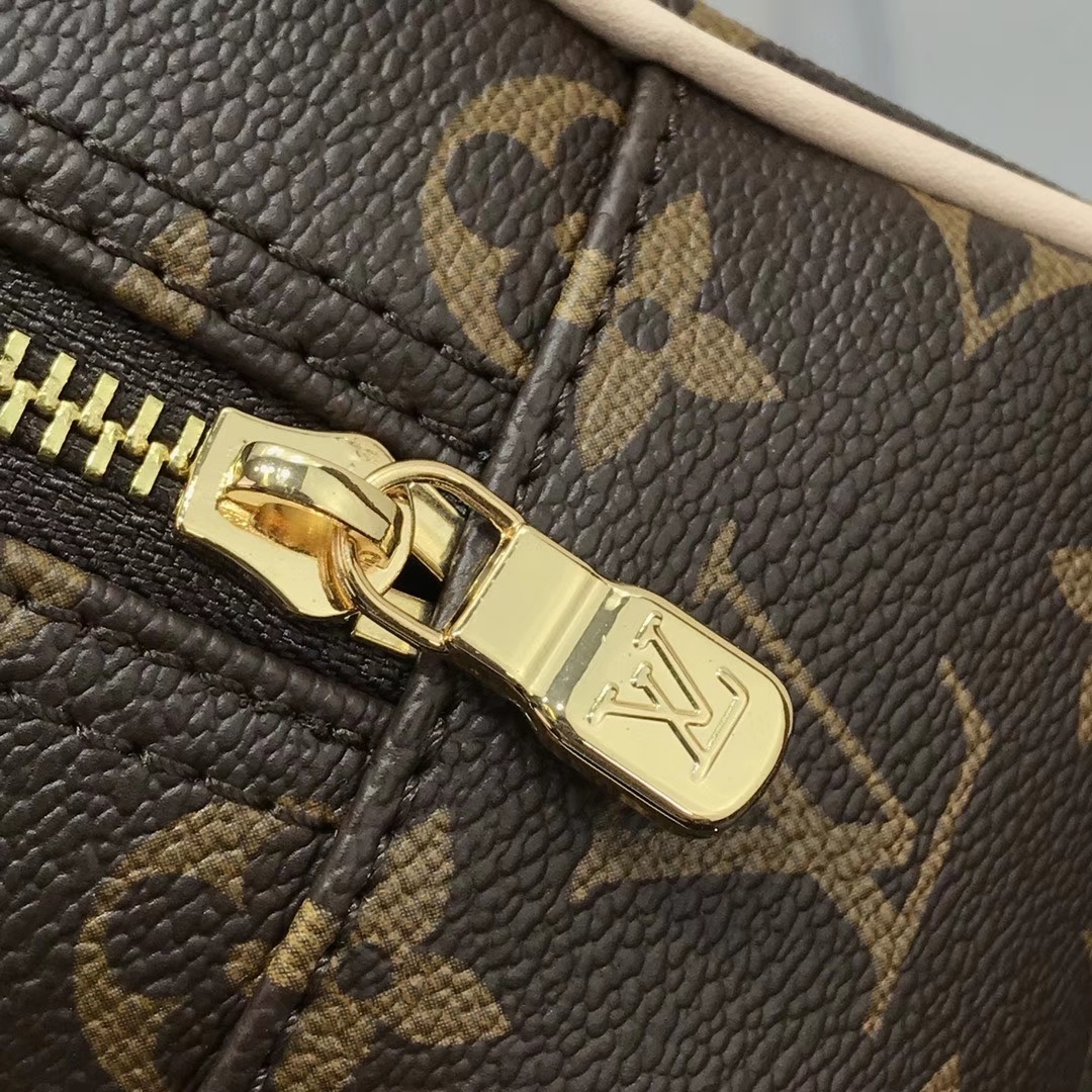 LV TOILETRY BAG 25 M47527