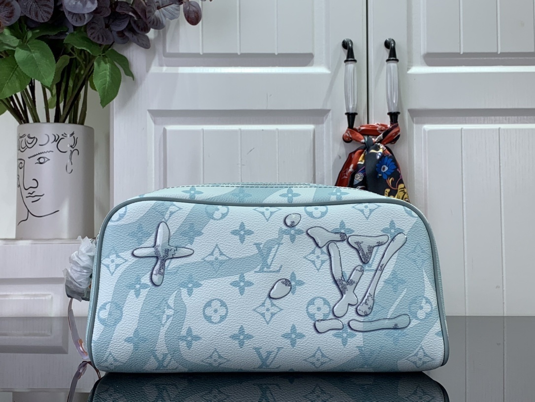 LV Toiletry bag M82337A 