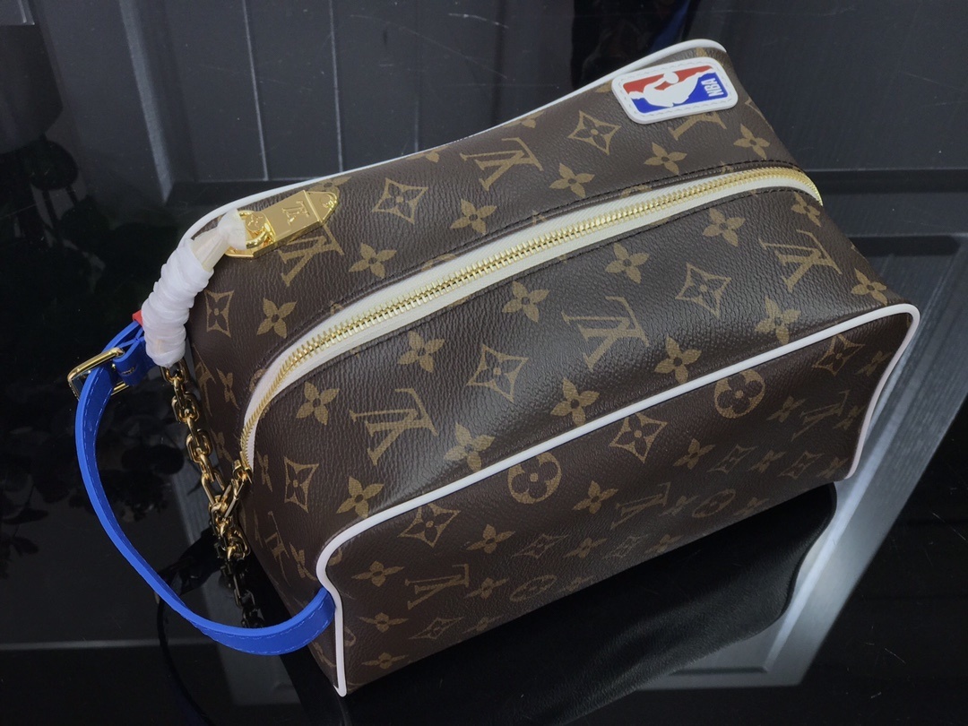 LV TOILETRY BAG M85149