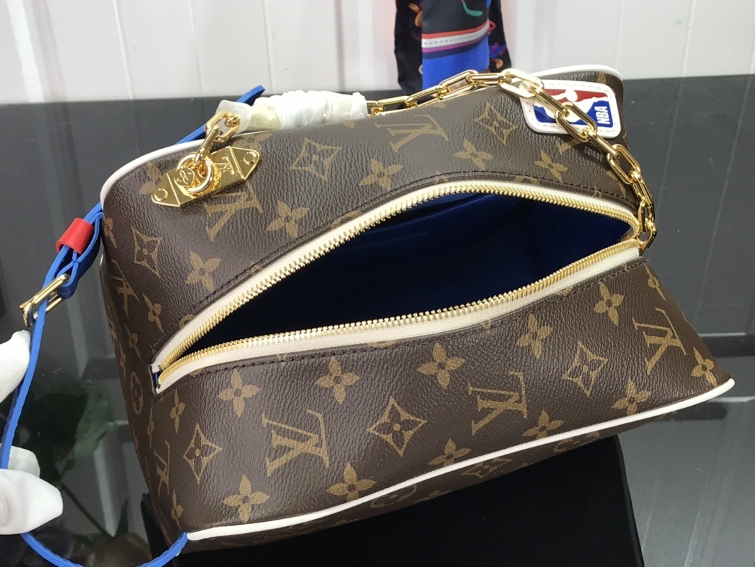 LV TOILETRY BAG M85149