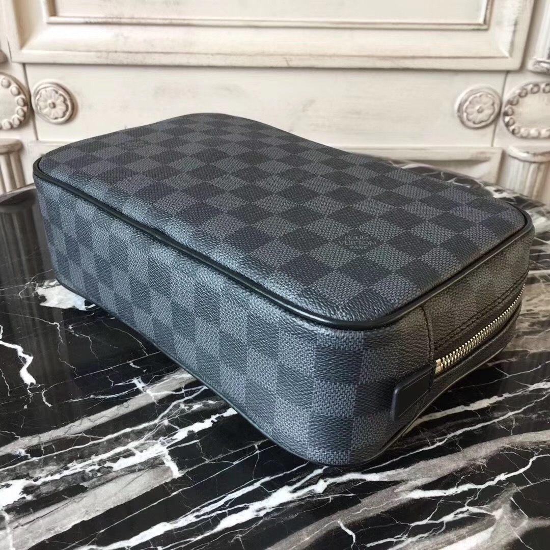 LV TOILETRY POUCH GM M43383