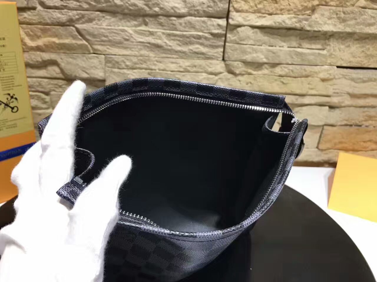 LV TOILETRY POUCH M47542C