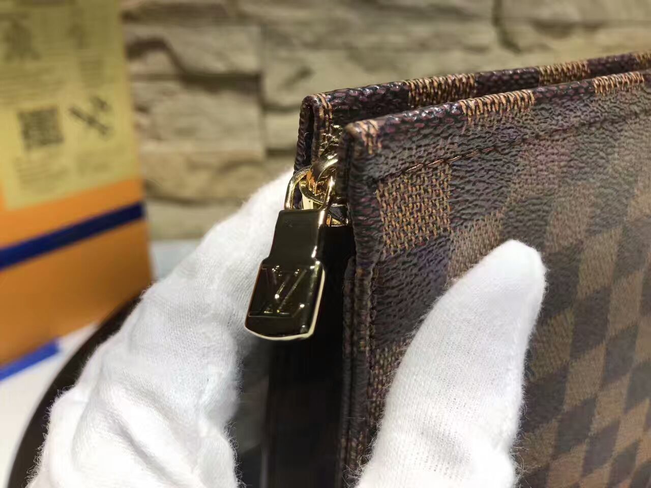 LV TOILETRY POUCH M47542C