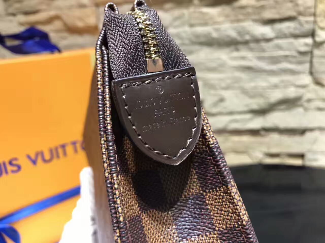 LV TOILETRY POUCH M47542C