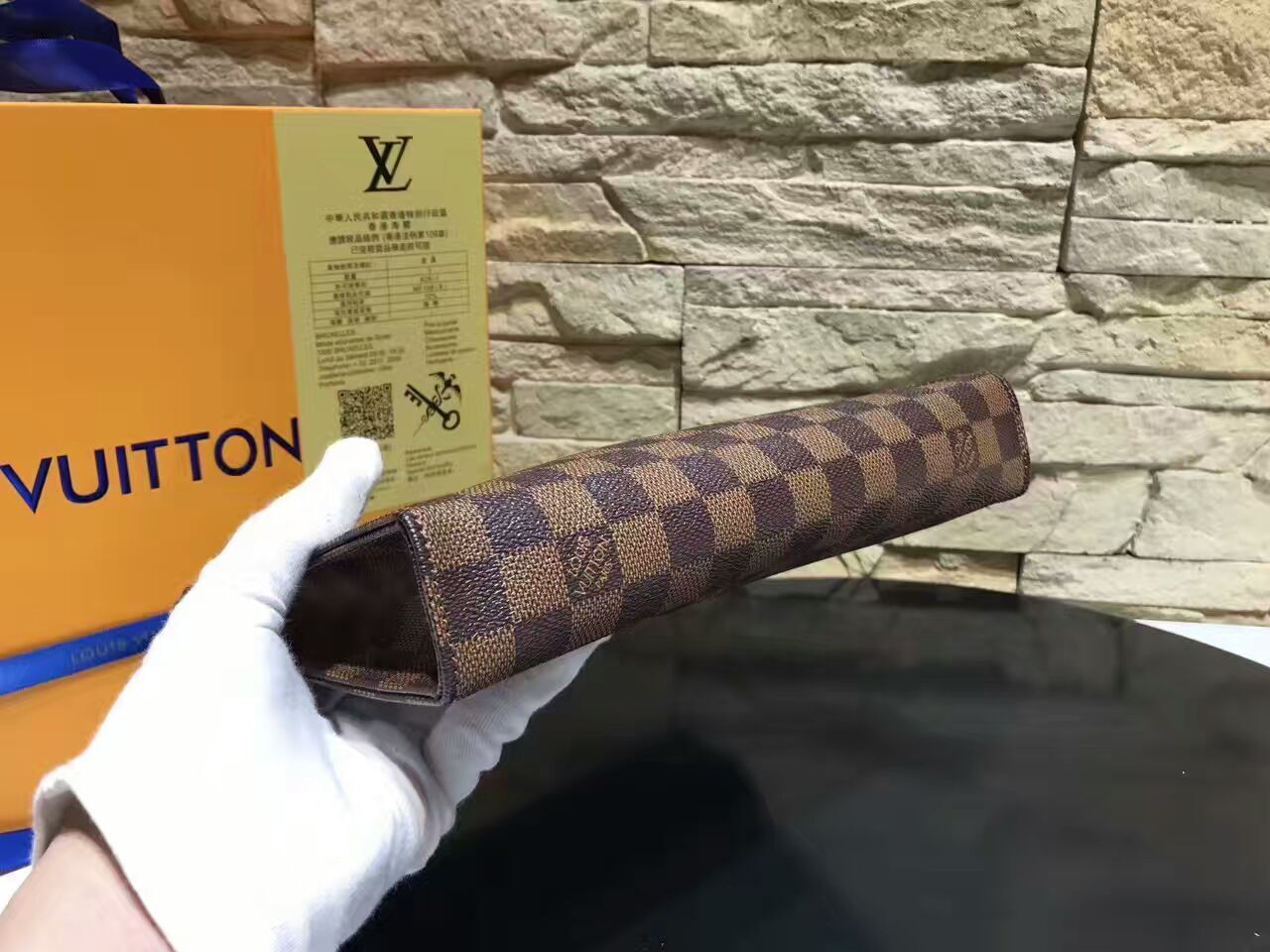 LV TOILETRY POUCH M47542C