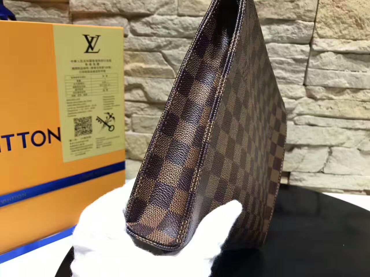 LV TOILETRY POUCH M47542C