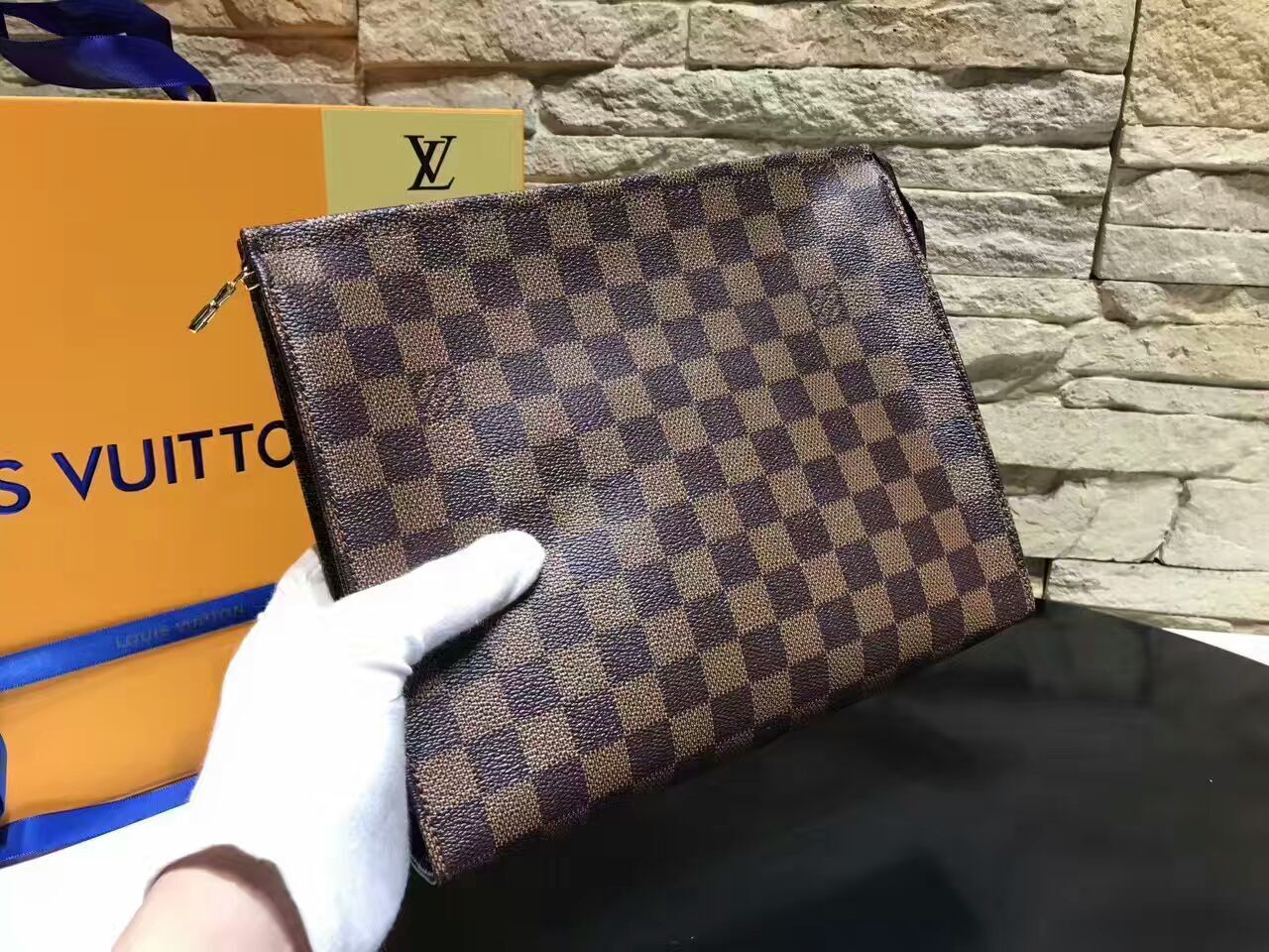 LV TOILETRY POUCH M47542C