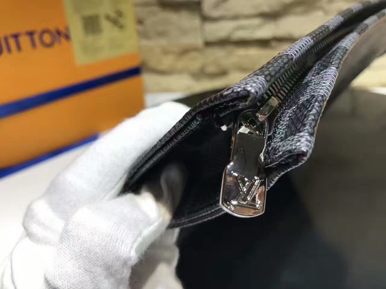 LV TOILETRY POUCH M47542C