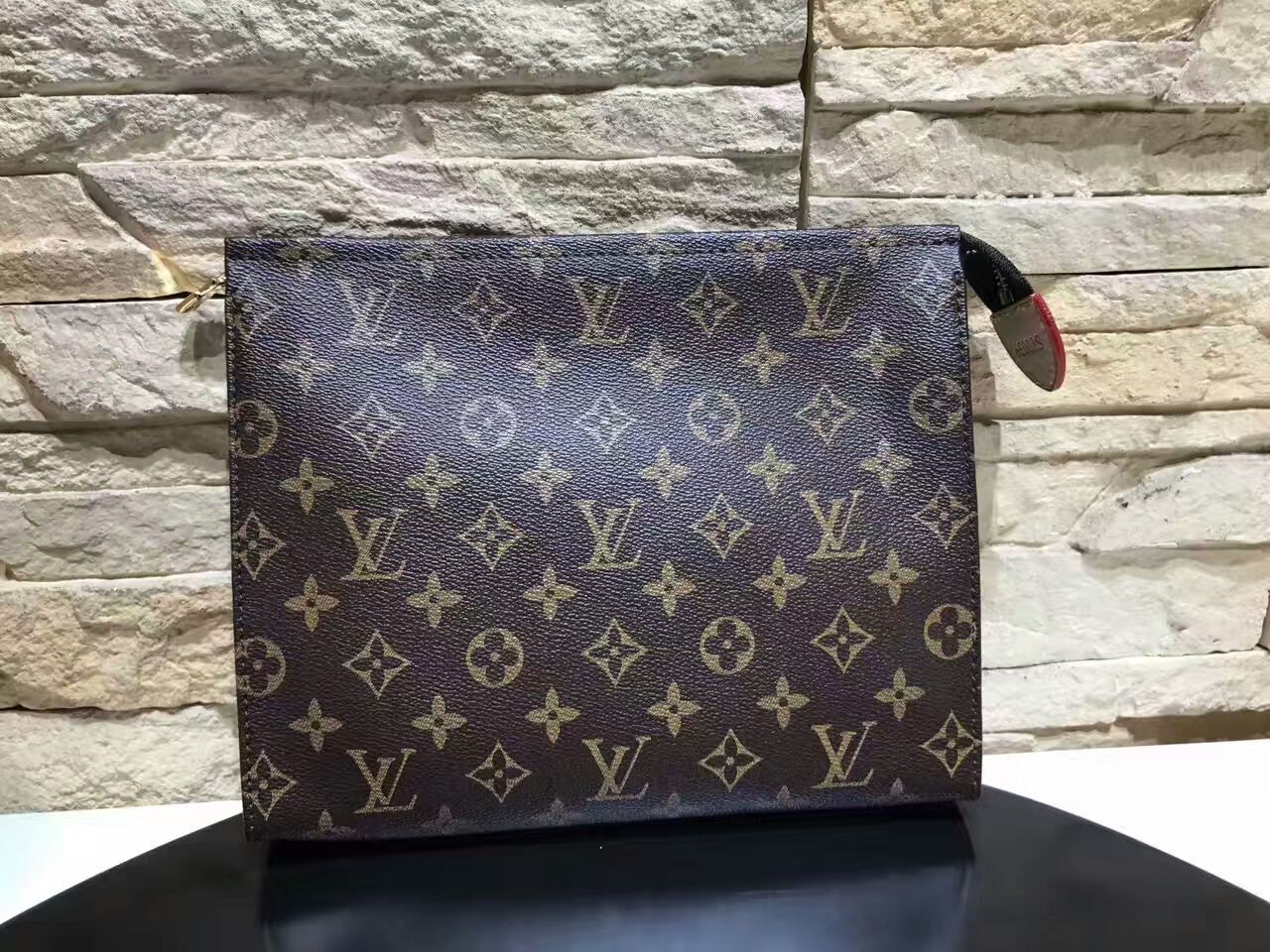 LV TOILETRY POUCH M47542C