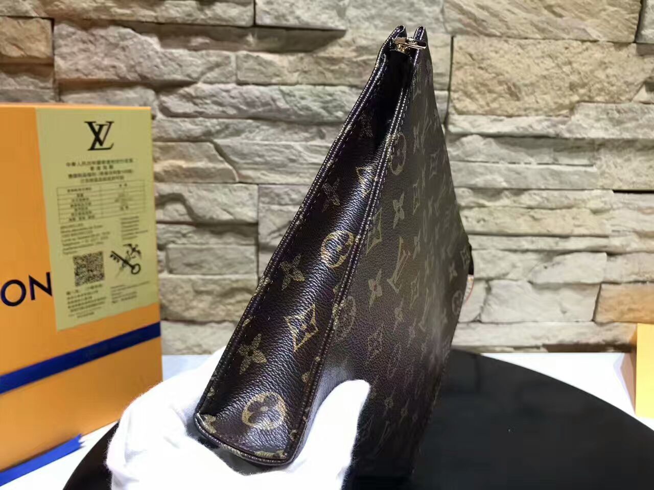 LV TOILETRY POUCH M47542C