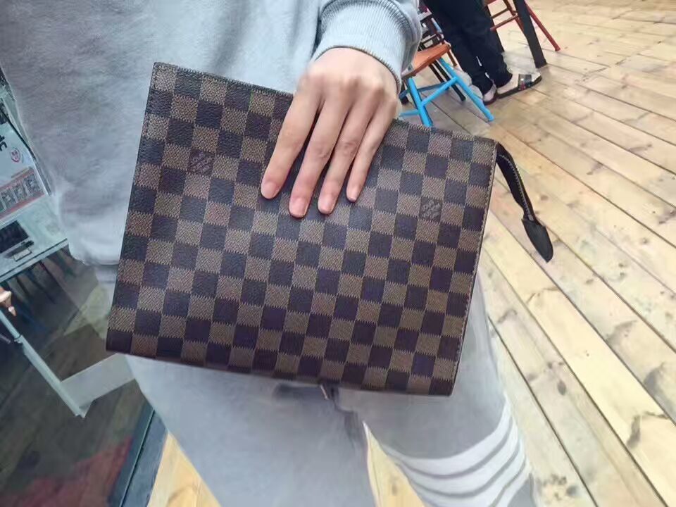 LV TOILETRY POUCH M47542C