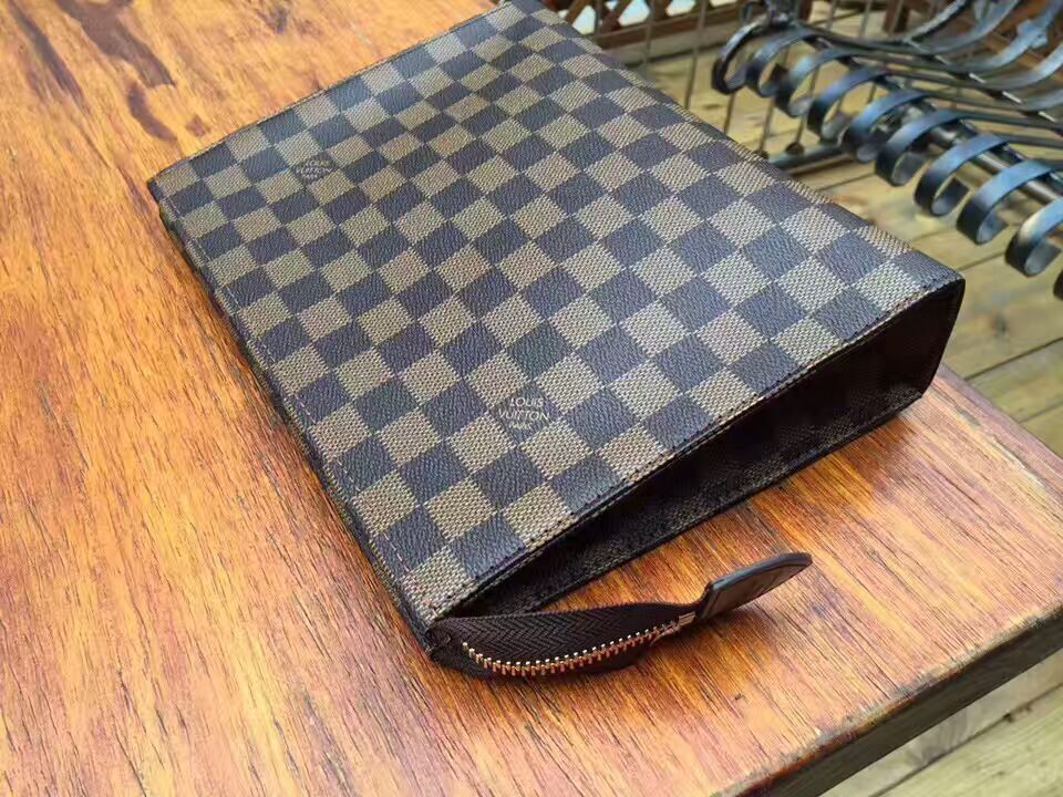 LV TOILETRY POUCH M47542C