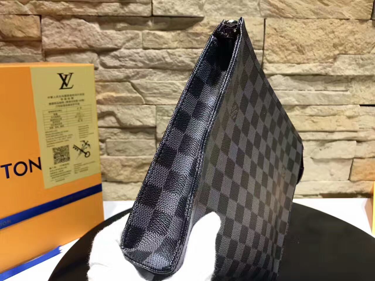 LV TOILETRY POUCH M47542C
