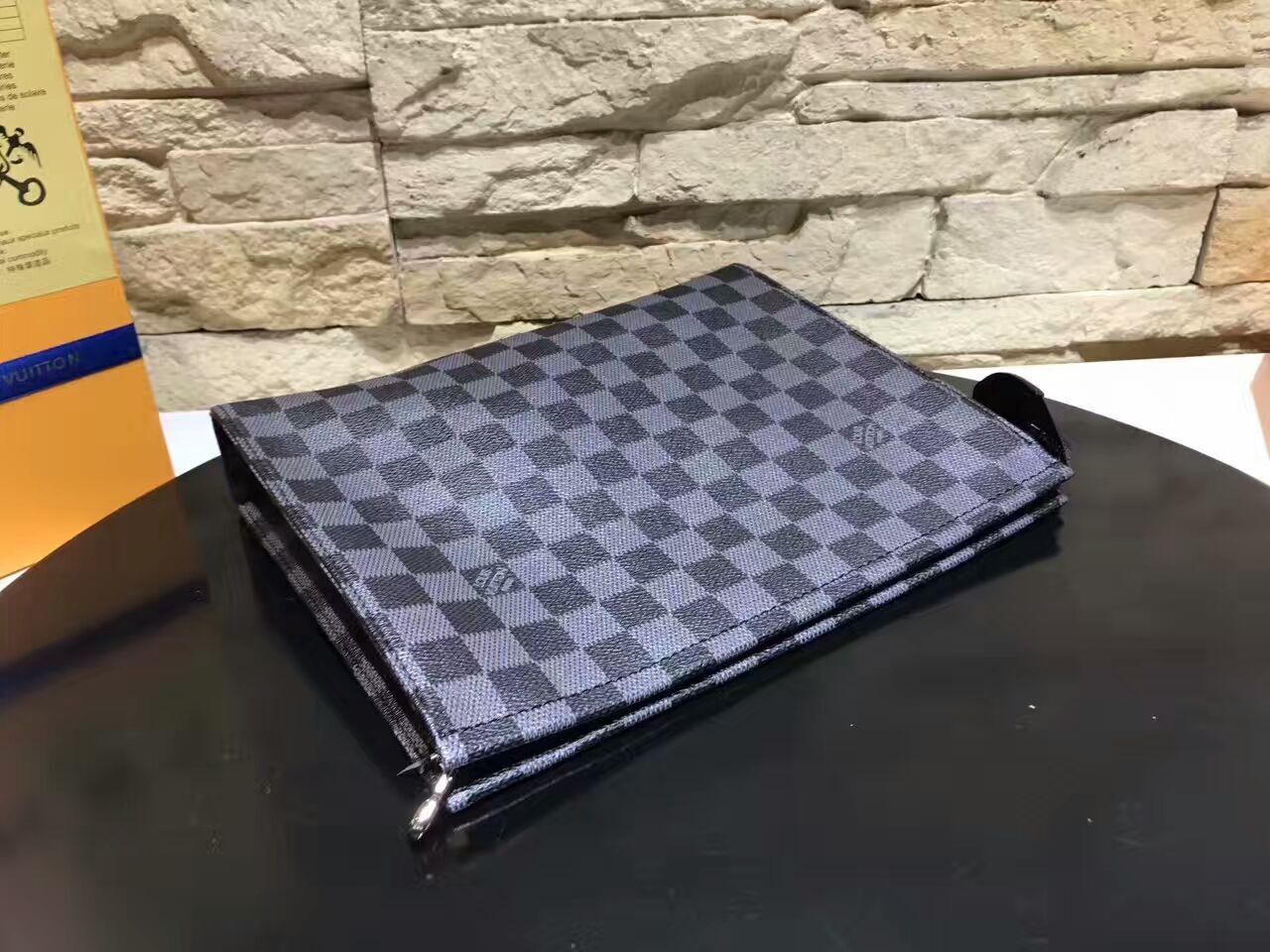 LV TOILETRY POUCH M47542C