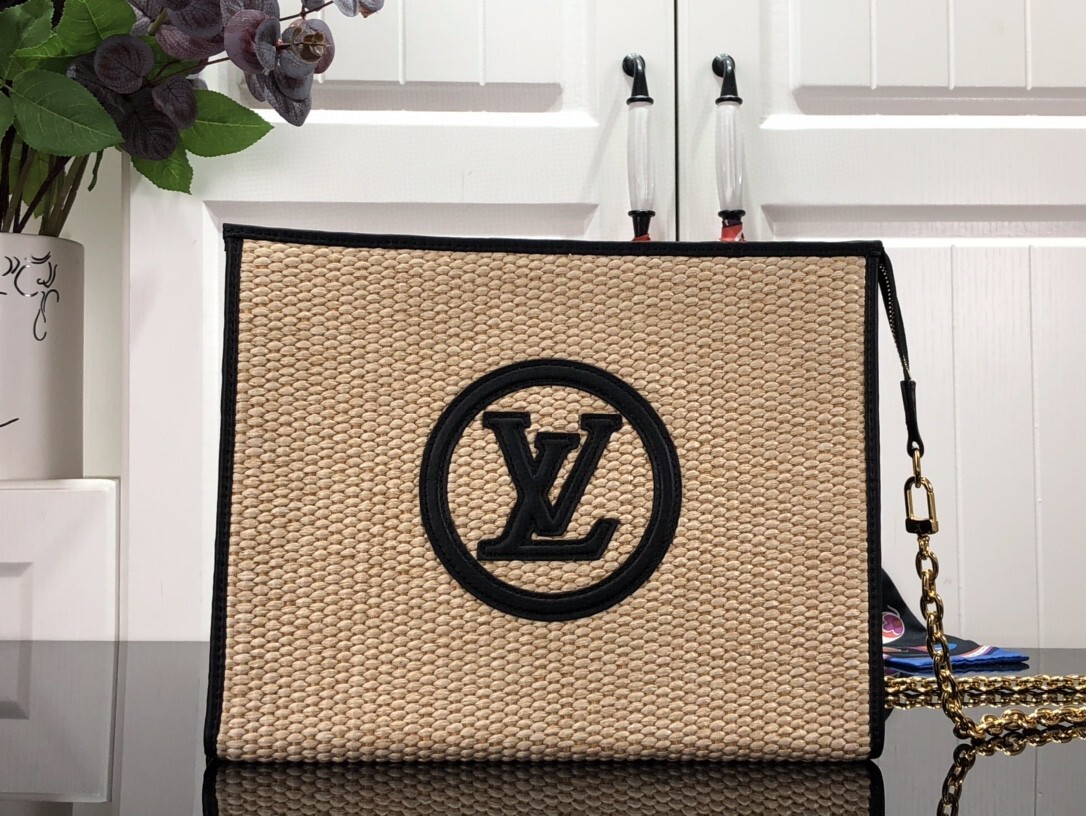 LV TOILETRY POUCH ON CHAIN M81366