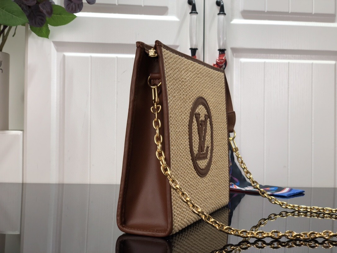 LV TOILETRY POUCH ON CHAIN M81366