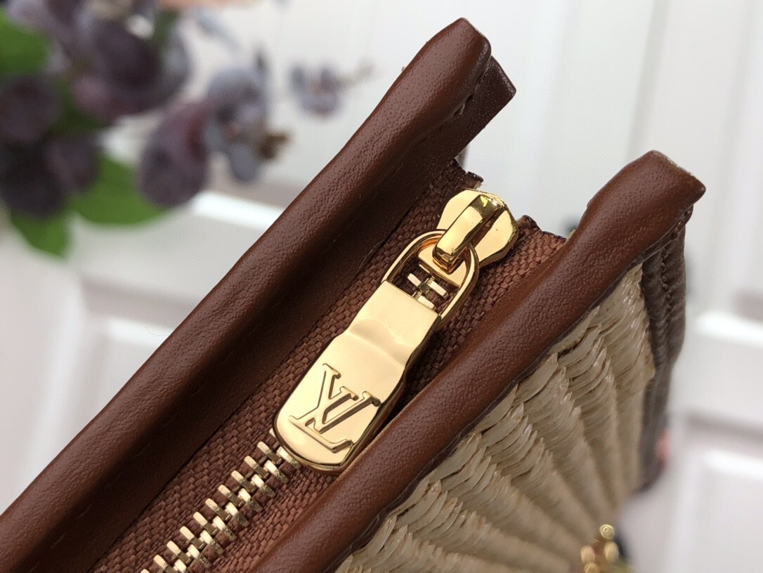 LV TOILETRY POUCH ON CHAIN M81366