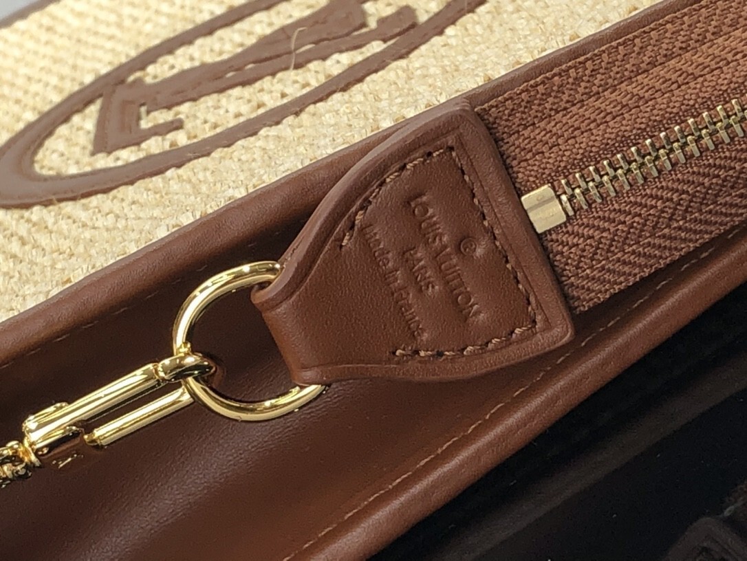 LV TOILETRY POUCH ON CHAIN M81366