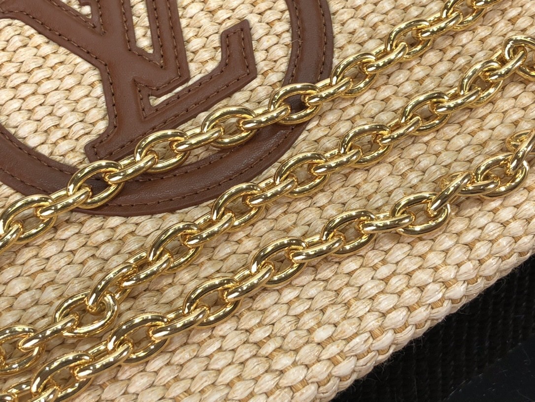 LV TOILETRY POUCH ON CHAIN M81366