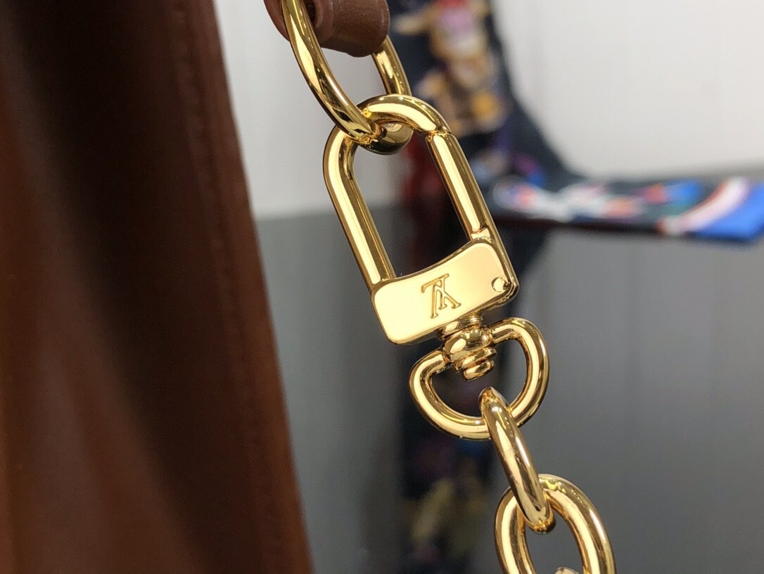 LV TOILETRY POUCH ON CHAIN M81366