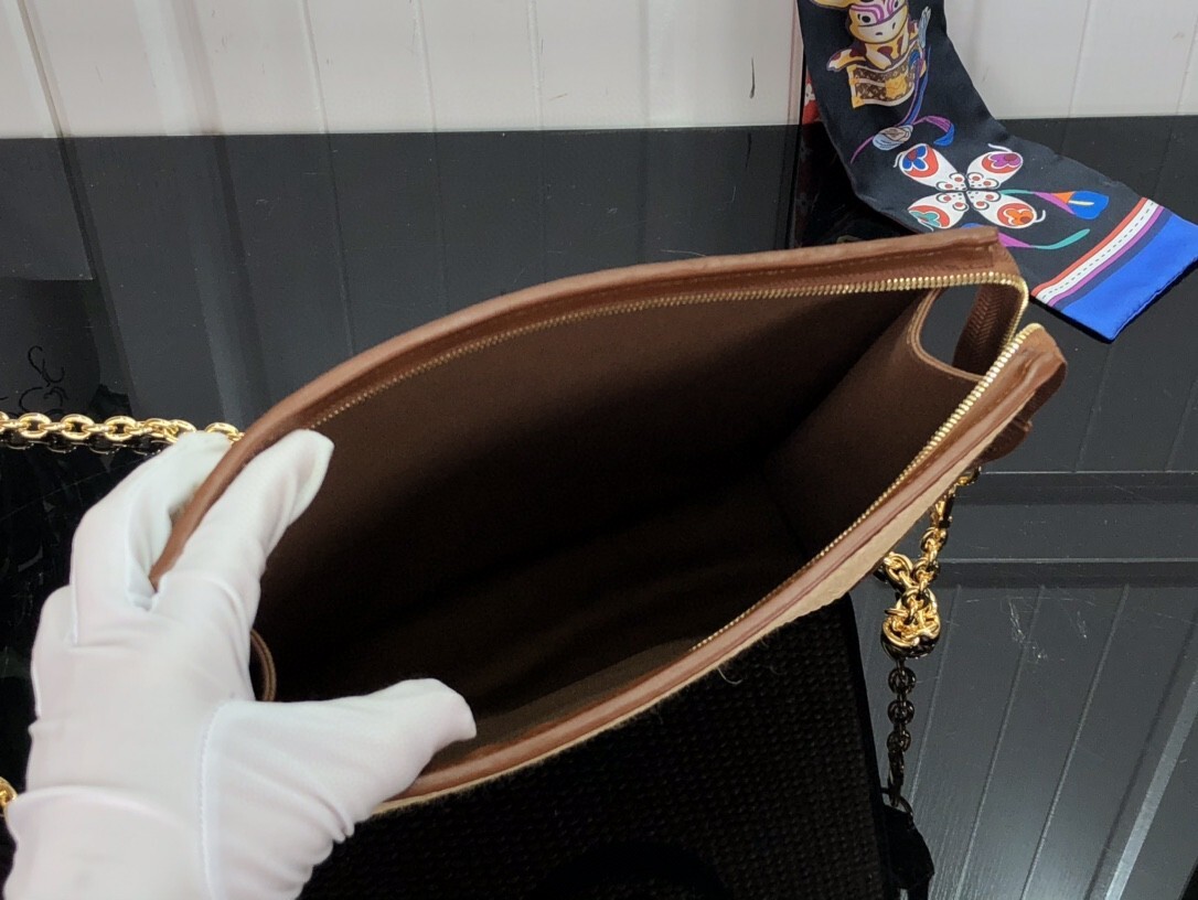 LV TOILETRY POUCH ON CHAIN M81366