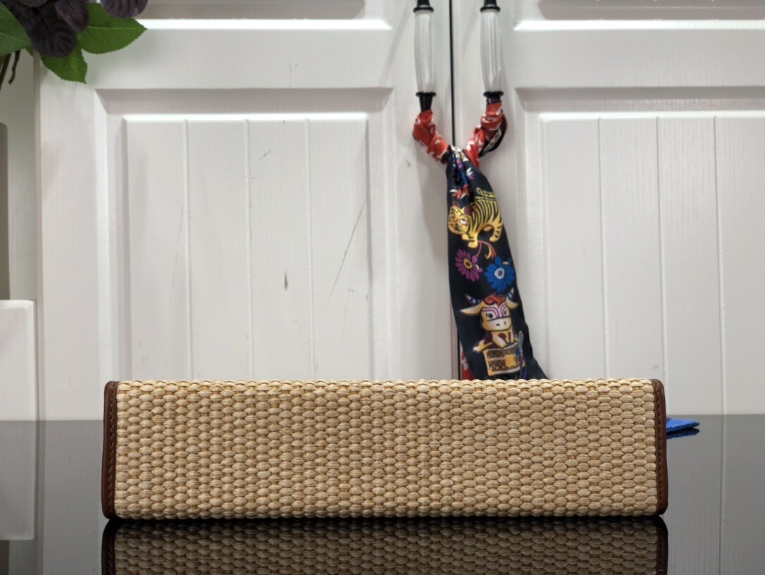 LV TOILETRY POUCH ON CHAIN M81366