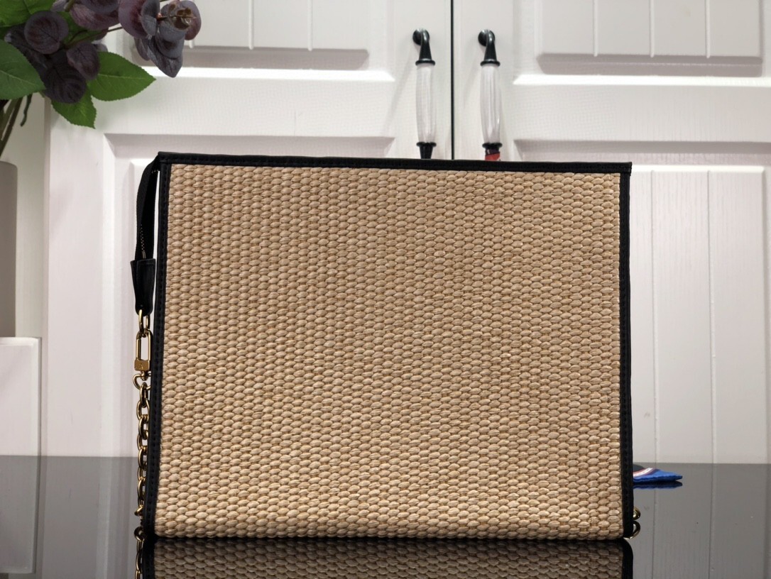 LV TOILETRY POUCH ON CHAIN M81366