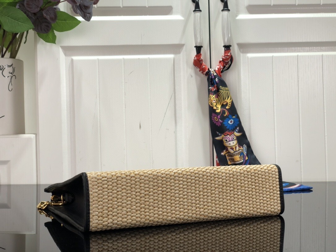 LV TOILETRY POUCH ON CHAIN M81366