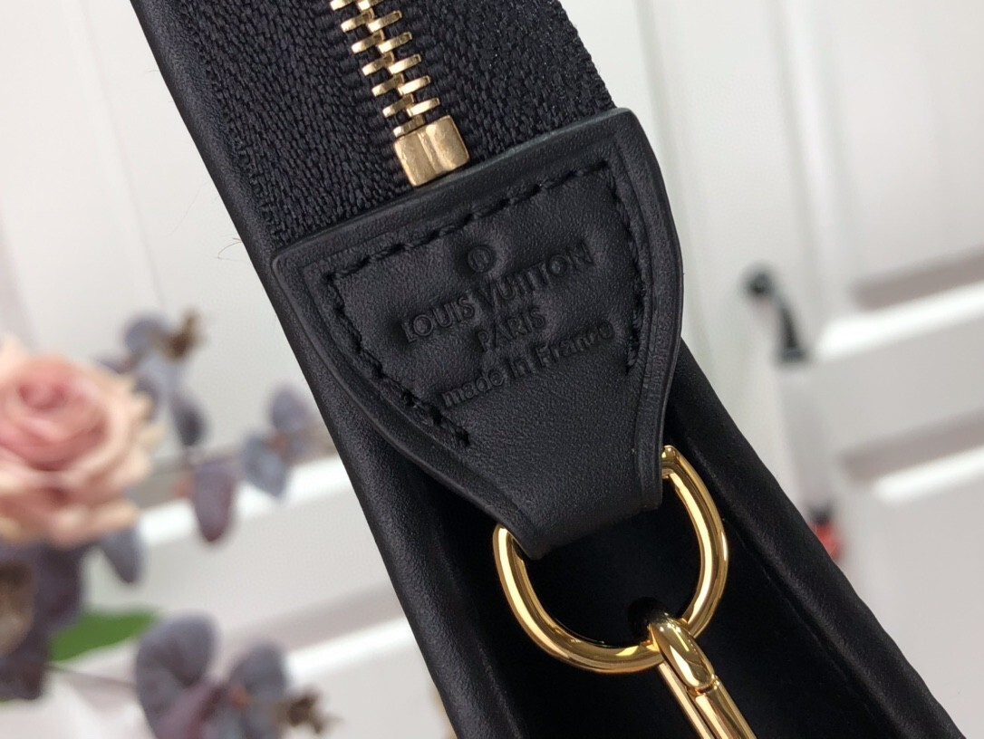 LV TOILETRY POUCH ON CHAIN M81366