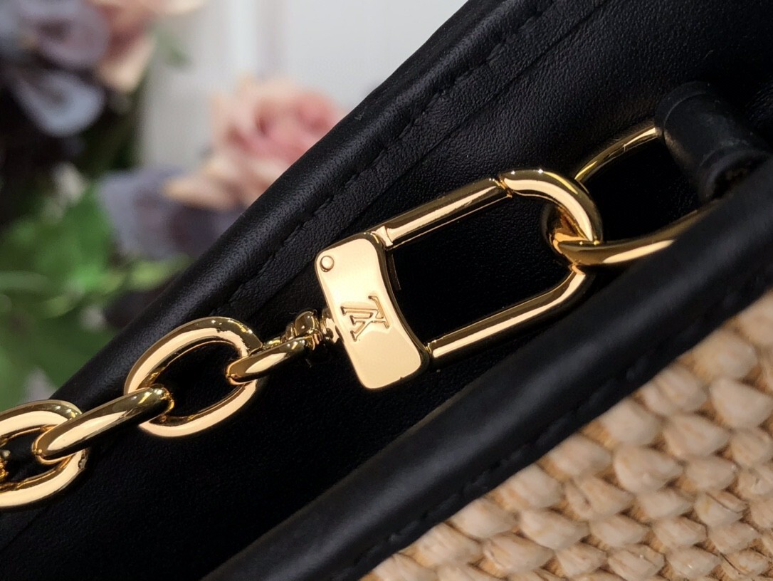 LV TOILETRY POUCH ON CHAIN M81366