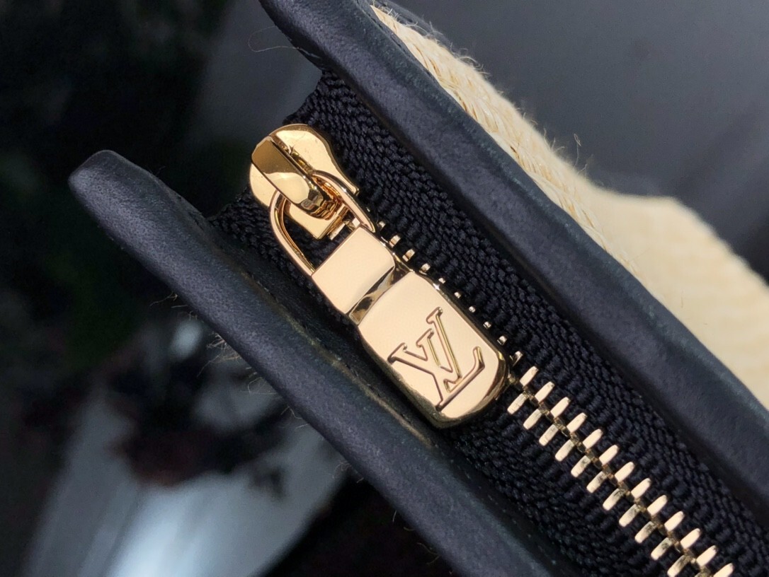 LV TOILETRY POUCH ON CHAIN M81366