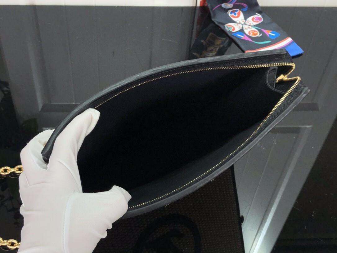 LV TOILETRY POUCH ON CHAIN M81366