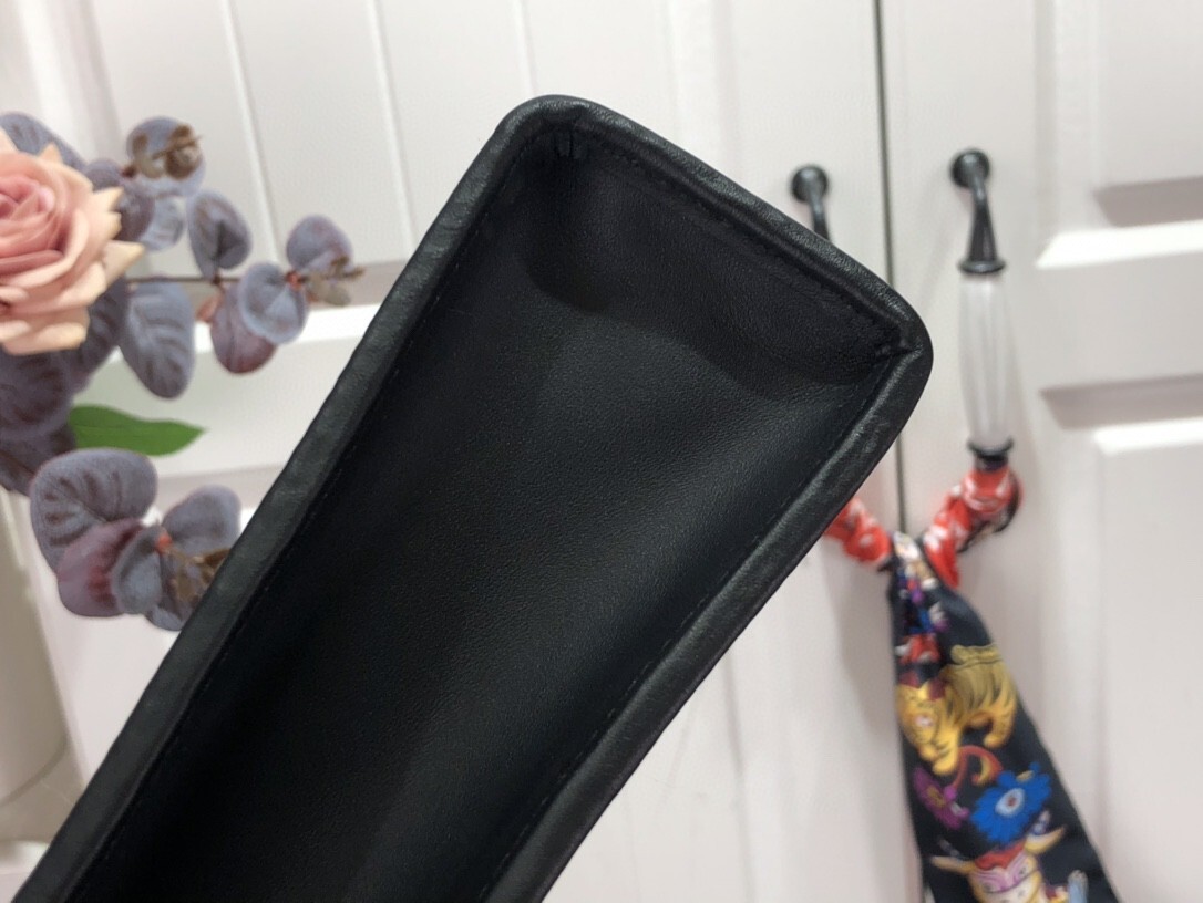 LV TOILETRY POUCH ON CHAIN M81366