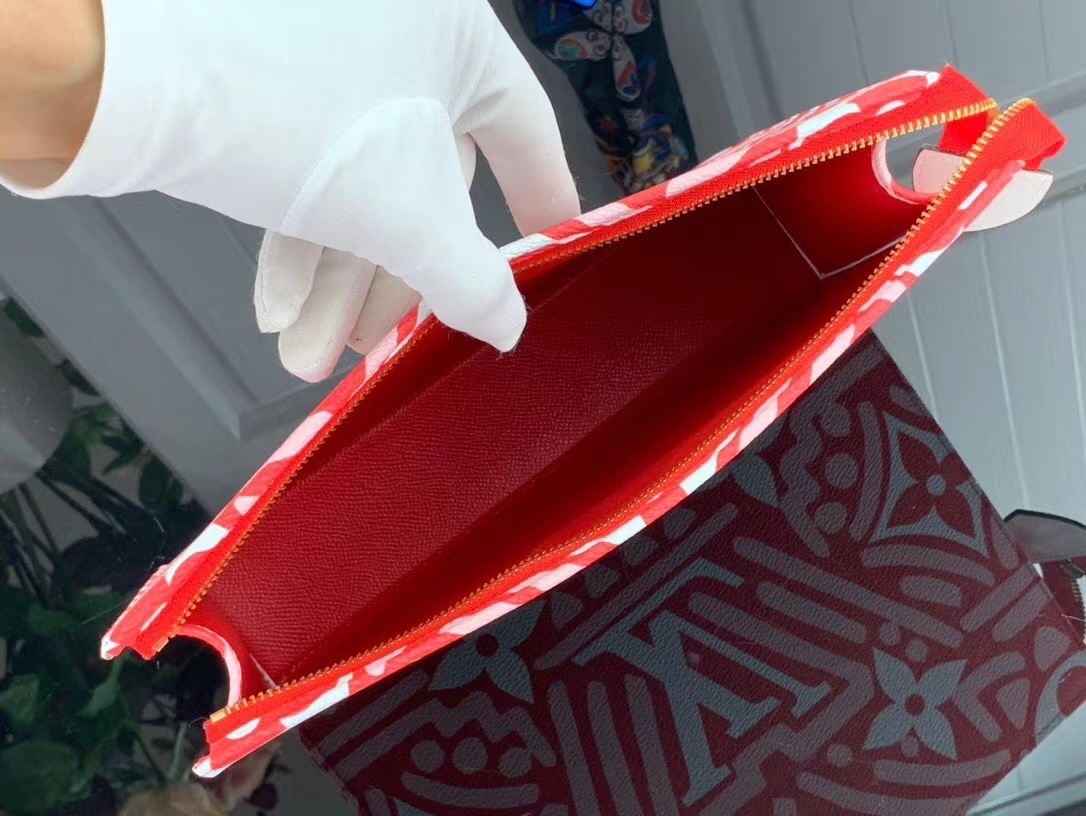 LV TOILETY POUCH 26 M47542BX