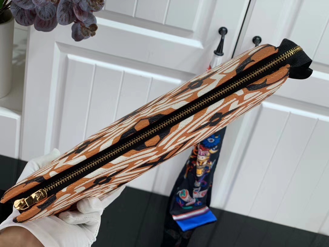 LV TOILETY POUCH 26 M47542BX