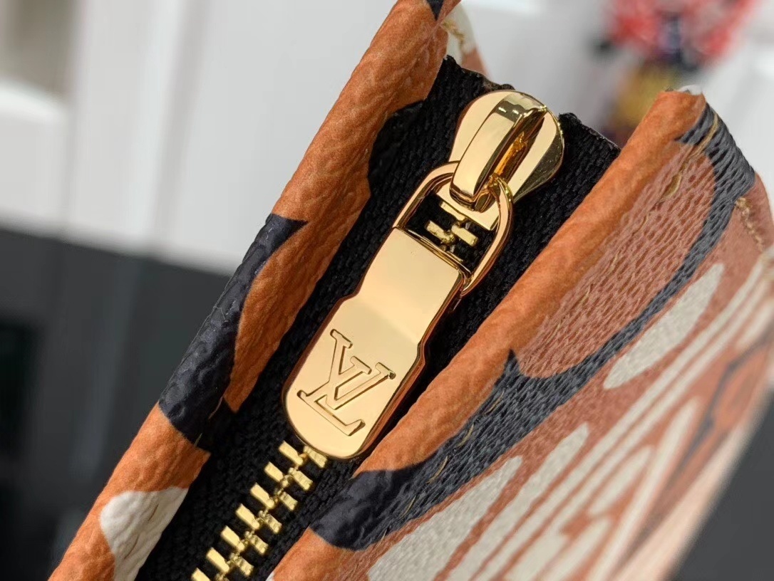 LV TOILETY POUCH 26 M47542BX