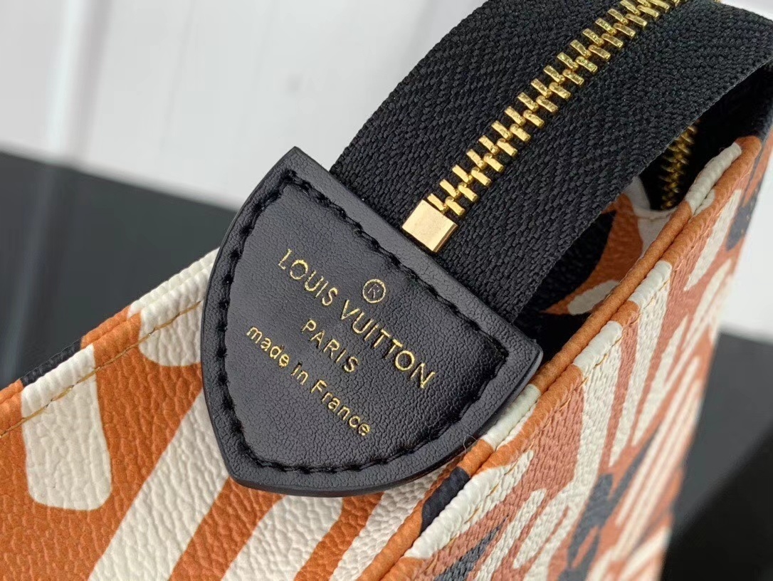 LV TOILETY POUCH 26 M47542BX