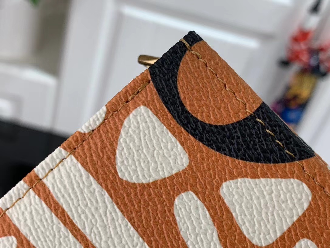 LV TOILETY POUCH 26 M47542BX