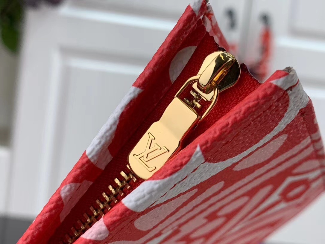 LV TOILETY POUCH 26 M47542BX