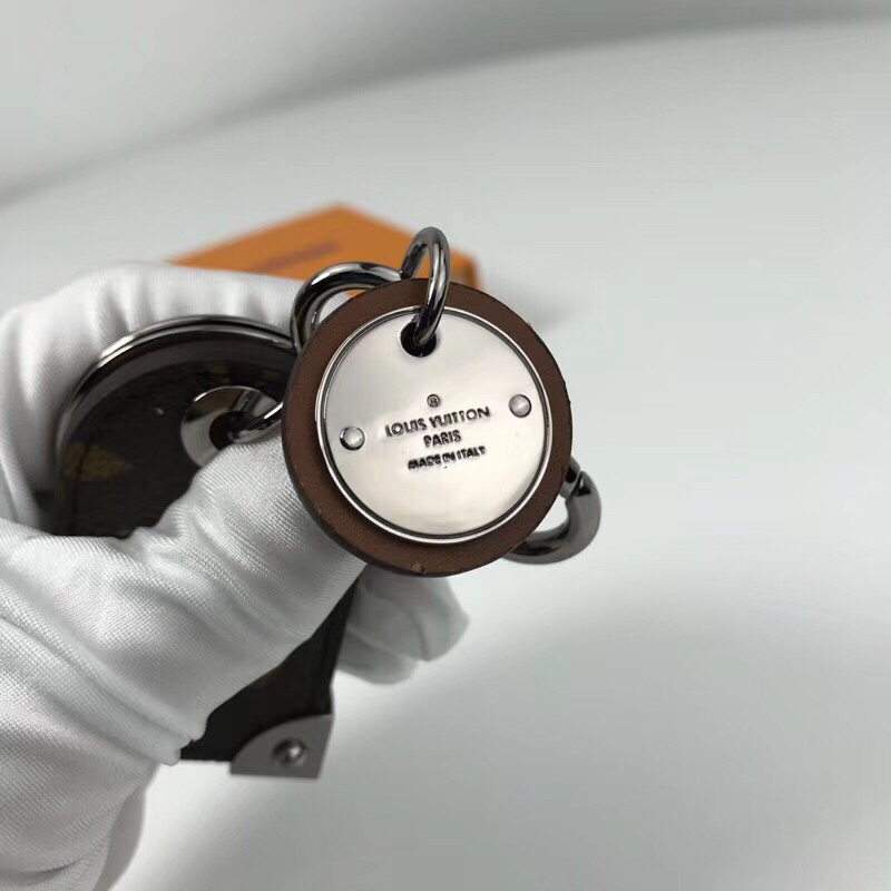 LV TRAVEL TAG BAG CHARM AND KEY HOLDER M64180