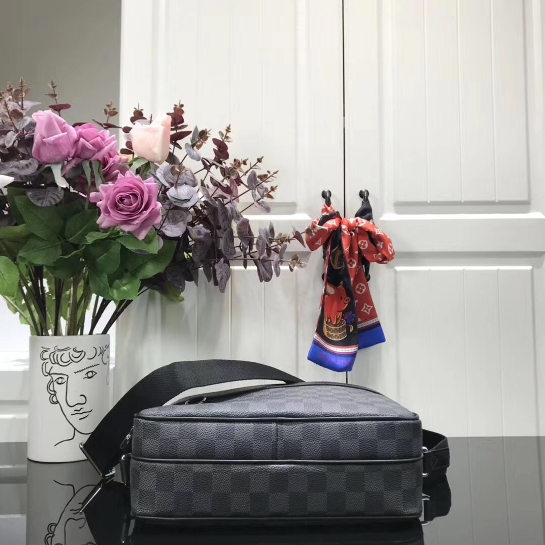 LV TROCADERO MESSENGER NM PM N40087