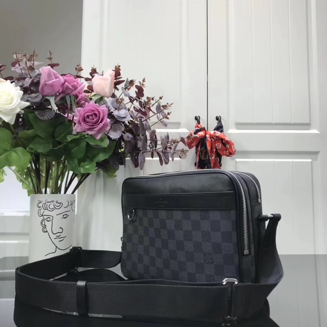 LV TROCADERO MESSENGER NM PM N40087