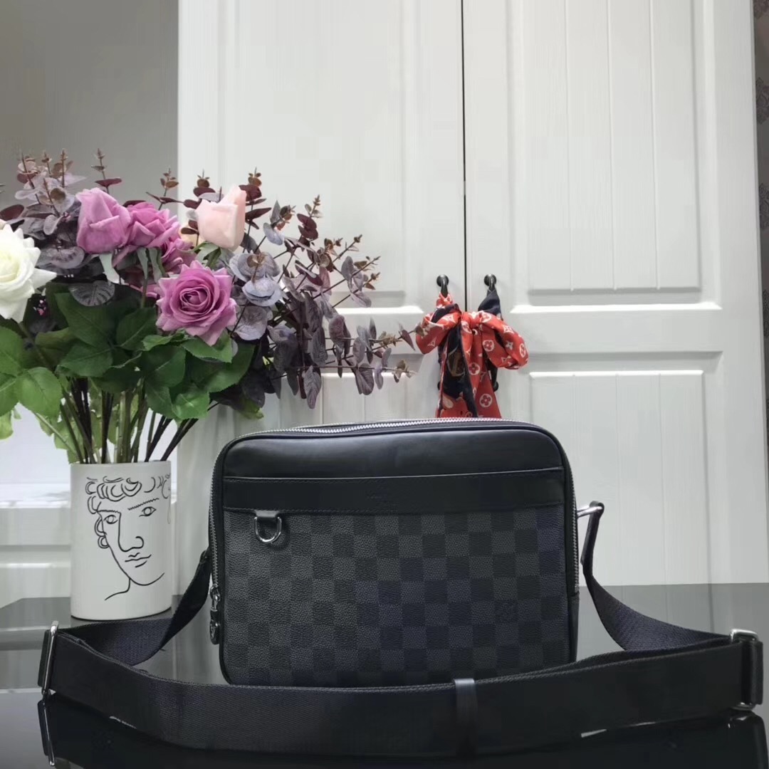 LV TROCADERO MESSENGER NM PM N40087